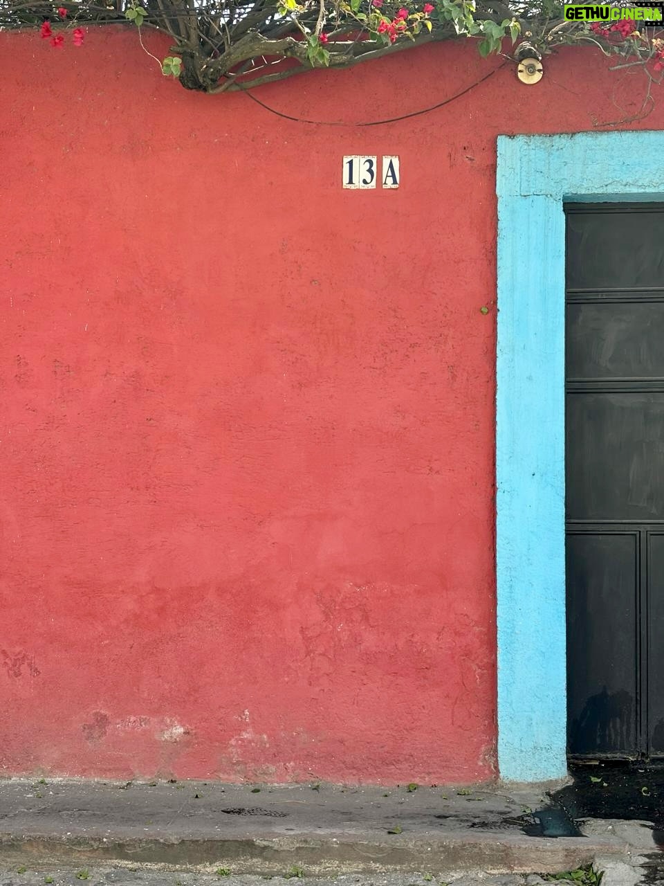 Paz Vega - 10.7K Likes - En Antigua Guatemala el tiempo parece no existir.
Todo huele a historia, a fuego, a tierra, a hierro y maíz, a magia, a buganvilla..
Y el sonido es amable y dulce
Un lugar que te obliga a buscar otro ritmo, a respirar profundo.
Caminar por estas calles empedradas a merced del Volcán de Agua, es una sensación sobrecogedora.

#newproject