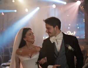 Perihan Savaş Instagram - Aslan parçam hayatımın anlamı iyiki varsın iyiki doğum gününde evlenmişsin ve benim bir kızım daha olmuş gülen yüzünüz hiç solmasın bitanelerim sağlık mutluluk sizinle olsun maşallah size. 🙏❤️❤️🥰🎂🥂 @savaszafer @melisketenci