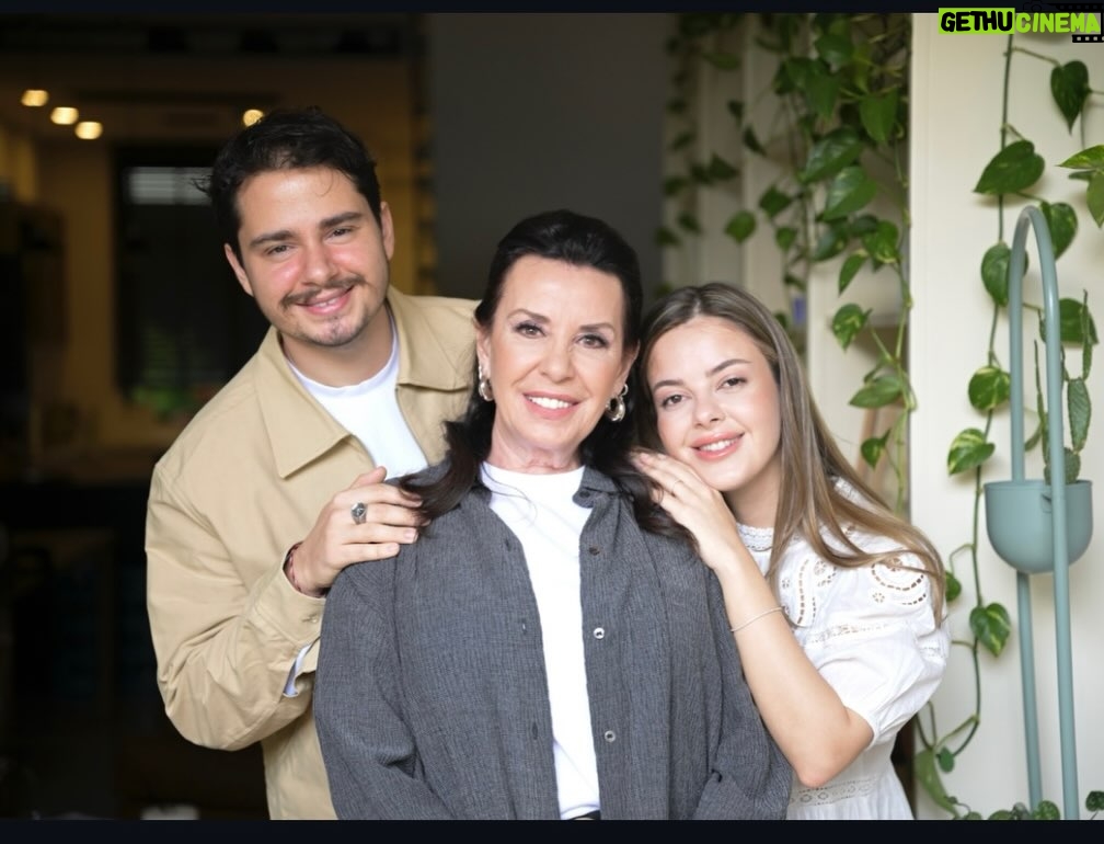 Perihan Savaş - 54.7K Likes - Aslan parçam hayatımın anlamı iyiki varsın iyiki doğum gününde evlenmişsin ve benim bir kızım daha olmuş gülen yüzünüz hiç solmasın bitanelerim sağlık mutluluk sizinle olsun maşallah size. 🙏❤️❤️🥰🎂🥂 @savaszafer @melisketenci