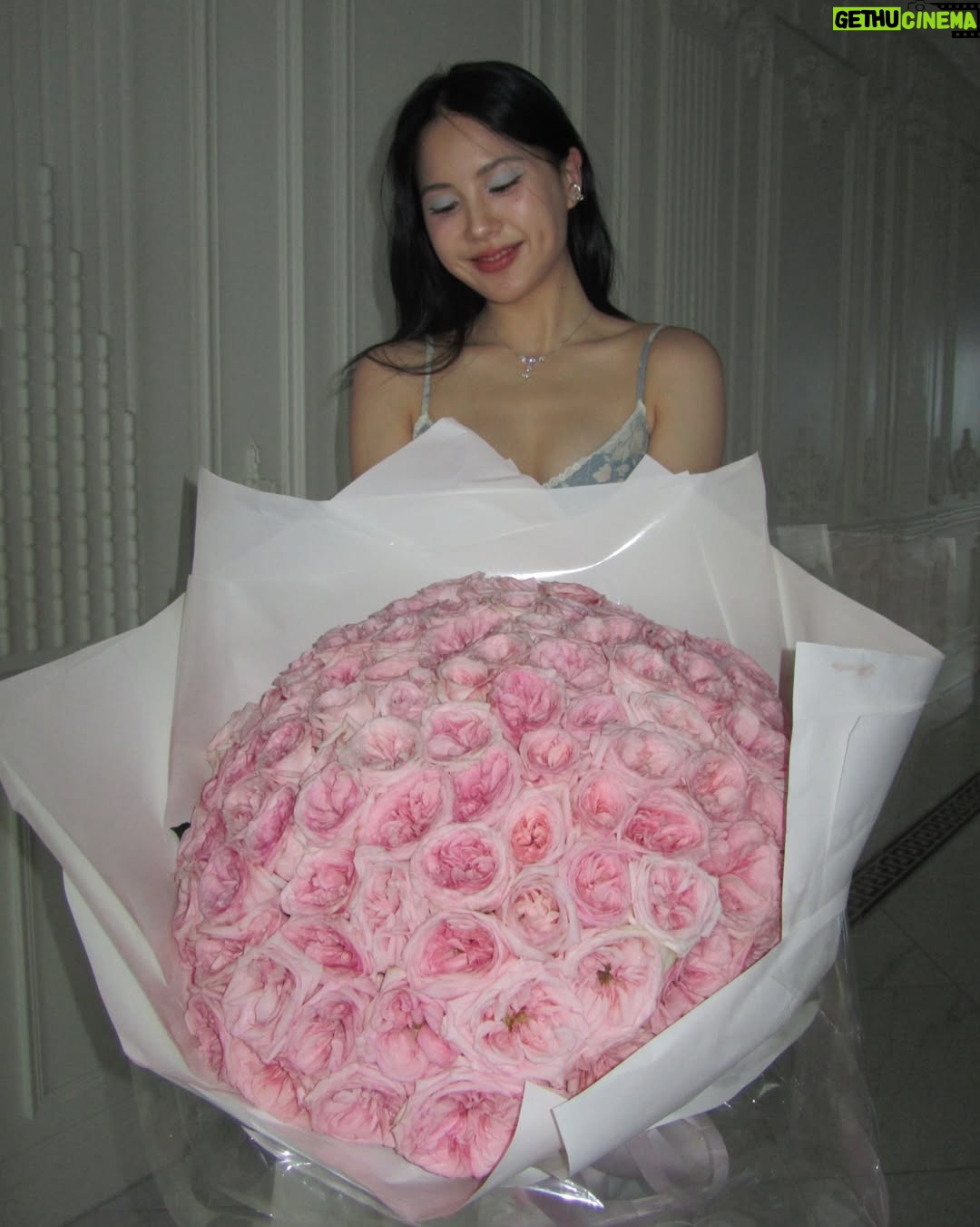 Phantira Pipityakorn - 141.6K Likes - Delayed and still…

อ้วนบอก “เราวาเลนไทน์ด้วยกันมา5ครั้งแล้วนะ”
พร้อมกับ O'Hara roses ช่อที่5และจำนวนเท่าเดิม :-) 
Ps. เจอพันธุ์นี้แล้วทำให้หนูชอบกลิ่นกุหลาบเฉยเลย ขอบคุณนะคะ ส่วนของหนู เฮียก็จะเดาไม่ถูกตลอดไปเพราะหนูจะเปลี่ยนไปเรื่อยๆแบบสับขาหลอก555555555555