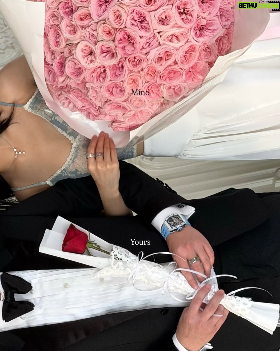 Phantira Pipityakorn - 141.6K Likes - Delayed and still…

อ้วนบอก “เราวาเลนไทน์ด้วยกันมา5ครั้งแล้วนะ”
พร้อมกับ O'Hara roses ช่อที่5และจำนวนเท่าเดิม :-) 
Ps. เจอพันธุ์นี้แล้วทำให้หนูชอบกลิ่นกุหลาบเฉยเลย ขอบคุณนะคะ ส่วนของหนู เฮียก็จะเดาไม่ถูกตลอดไปเพราะหนูจะเปลี่ยนไปเรื่อยๆแบบสับขาหลอก555555555555