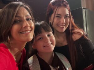 Pierina Carcelén Instagram - Hoy, recién hoy, me despido completamente de Claudia: Un personaje que me devolvió a la ficción después de cinco años, en una nueva casa, con una nueva productora y nuevos compañeros de camino.
Aunque dejamos de grabar hace un mes, tengo la suerte de seguir trabajando de inmediato en una nueva producción. Tal vez por eso no fui consciente hasta hoy de lo que realmente significaba cerrar esta etapa. Hoy se vuelve evidente: decir adiós a un proyecto maravilloso, a compañeros increíbles, a un equipo técnico excepcional y a una productora que apuesta por el trabajo respetuoso con cada persona de su equipo, muchas gracias por confiar en mi trabajo @chasquipro 🙏🏽
Gracias también a un canal que sigue firme apostando por la ficción de excelente calidad en todas las áreas @latina.pe
Me siento profundamente afortunada de haber sido convocada para este proyecto, tuve el placer de compartir escena con actores que admiro muchísimo y con nuevos talentos que me recuerdan que la ficción sigue viva y está en muy buenas manos.
Gracias a todos y cada uno de mis compañeros, gracias Claudia, gracias “Eres mi Bien”