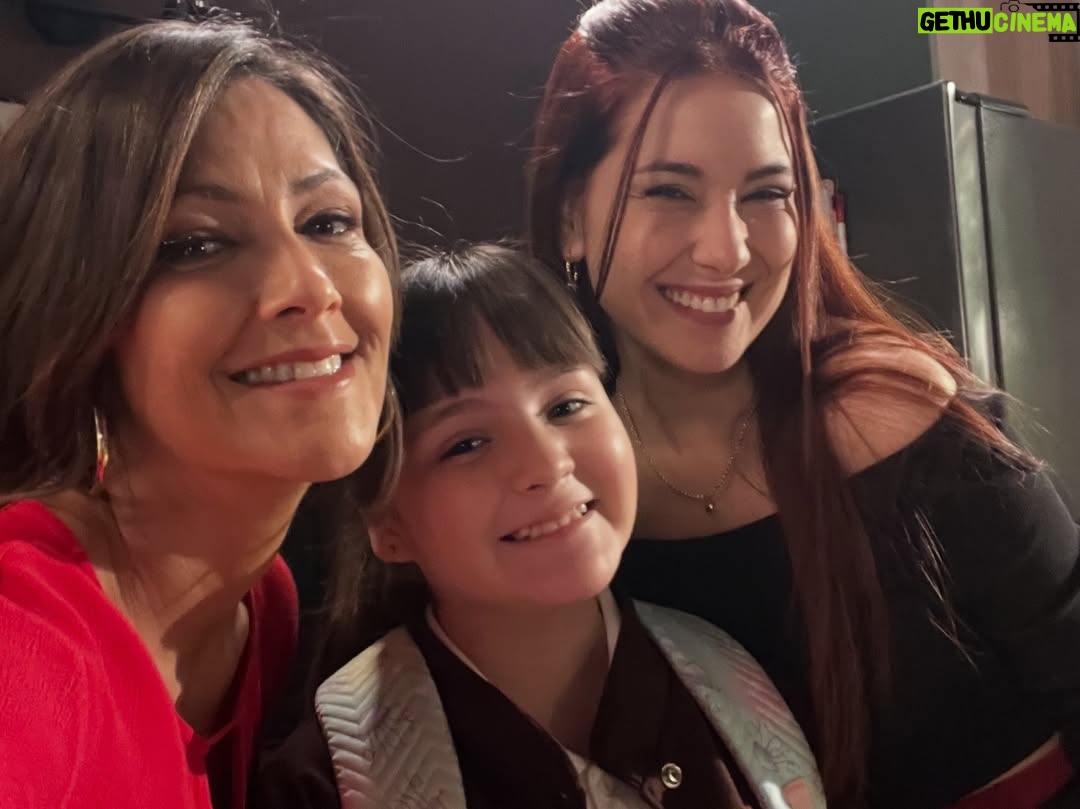 Pierina Carcelén - 2.3K Likes - Hoy, recién hoy, me despido completamente de Claudia: Un personaje que me devolvió a la ficción después de cinco años, en una nueva casa, con una nueva productora y nuevos compañeros de camino.

Aunque dejamos de grabar hace un mes, tengo la suerte de seguir trabajando de inmediato en una nueva producción. Tal vez por eso no fui consciente hasta hoy de lo que realmente significaba cerrar esta etapa. Hoy se vuelve evidente: decir adiós a un proyecto maravilloso, a compañeros increíbles, a un equipo técnico excepcional y a una productora que apuesta por el trabajo respetuoso con cada persona de su equipo, muchas gracias por confiar en mi trabajo @chasquipro 🙏🏽
Gracias también a un canal que sigue firme  apostando por la ficción de excelente calidad en todas las áreas @latina.pe 

Me siento profundamente afortunada de haber sido convocada para este proyecto, tuve el placer de compartir escena con actores que admiro muchísimo y con nuevos talentos que me recuerdan que la ficción sigue viva y está en muy buenas manos.
Gracias a todos y cada uno de mis compañeros, gracias Claudia, gracias “Eres mi Bien”