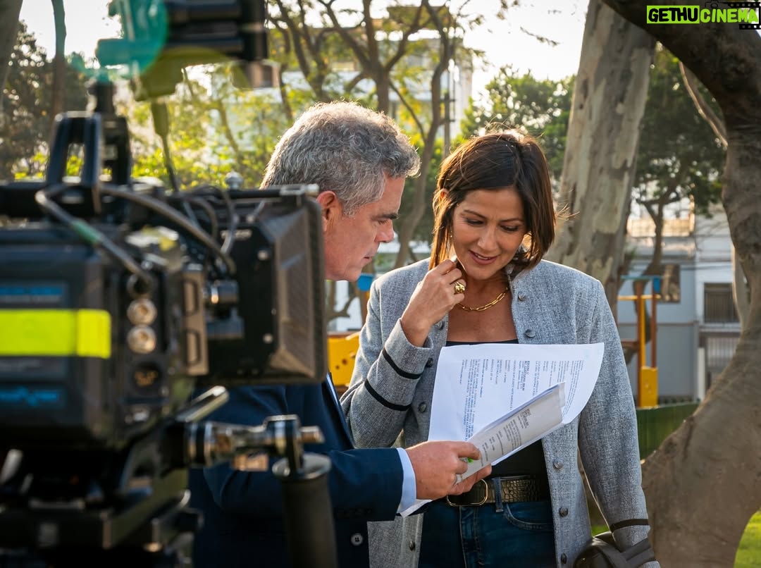 Pierina Carcelén - 2.3K Likes - Hoy, recién hoy, me despido completamente de Claudia: Un personaje que me devolvió a la ficción después de cinco años, en una nueva casa, con una nueva productora y nuevos compañeros de camino.

Aunque dejamos de grabar hace un mes, tengo la suerte de seguir trabajando de inmediato en una nueva producción. Tal vez por eso no fui consciente hasta hoy de lo que realmente significaba cerrar esta etapa. Hoy se vuelve evidente: decir adiós a un proyecto maravilloso, a compañeros increíbles, a un equipo técnico excepcional y a una productora que apuesta por el trabajo respetuoso con cada persona de su equipo, muchas gracias por confiar en mi trabajo @chasquipro 🙏🏽
Gracias también a un canal que sigue firme  apostando por la ficción de excelente calidad en todas las áreas @latina.pe 

Me siento profundamente afortunada de haber sido convocada para este proyecto, tuve el placer de compartir escena con actores que admiro muchísimo y con nuevos talentos que me recuerdan que la ficción sigue viva y está en muy buenas manos.
Gracias a todos y cada uno de mis compañeros, gracias Claudia, gracias “Eres mi Bien”