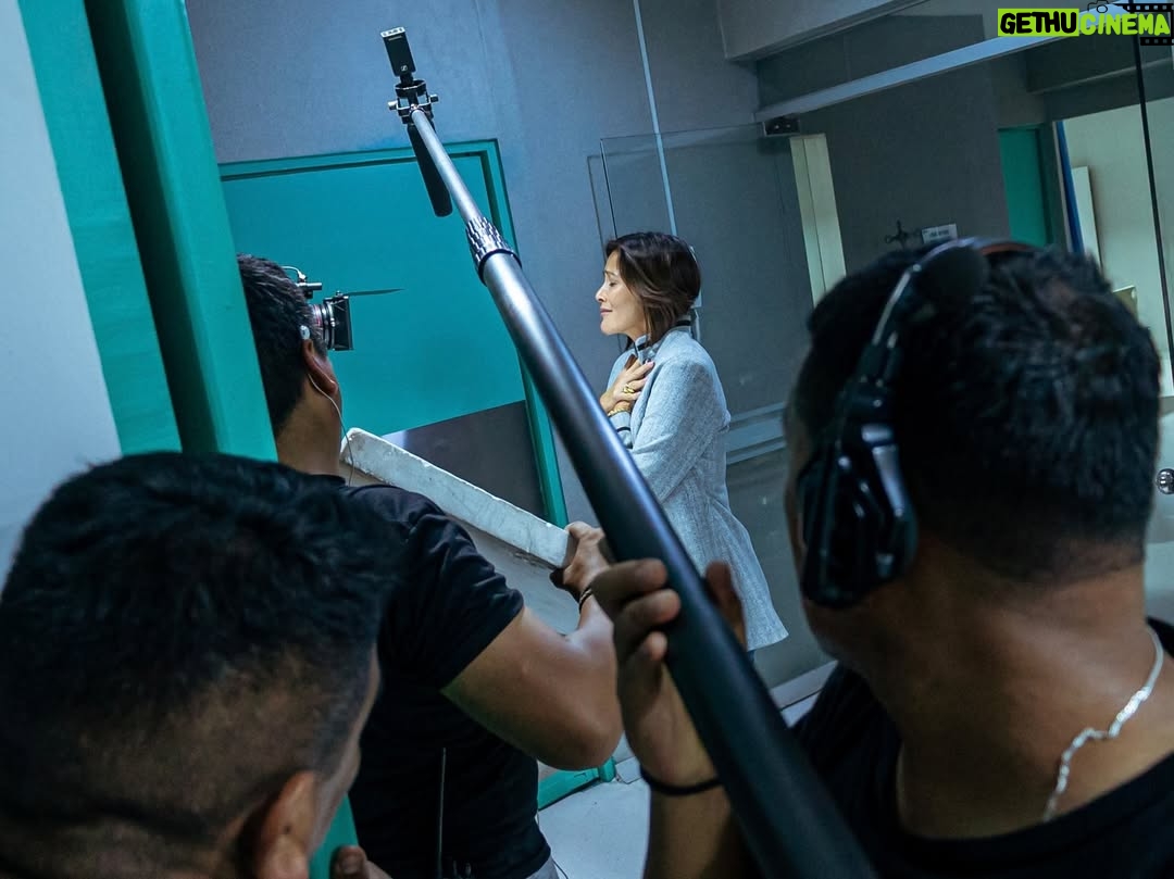 Pierina Carcelén - 2.3K Likes - Hoy, recién hoy, me despido completamente de Claudia: Un personaje que me devolvió a la ficción después de cinco años, en una nueva casa, con una nueva productora y nuevos compañeros de camino.

Aunque dejamos de grabar hace un mes, tengo la suerte de seguir trabajando de inmediato en una nueva producción. Tal vez por eso no fui consciente hasta hoy de lo que realmente significaba cerrar esta etapa. Hoy se vuelve evidente: decir adiós a un proyecto maravilloso, a compañeros increíbles, a un equipo técnico excepcional y a una productora que apuesta por el trabajo respetuoso con cada persona de su equipo, muchas gracias por confiar en mi trabajo @chasquipro 🙏🏽
Gracias también a un canal que sigue firme  apostando por la ficción de excelente calidad en todas las áreas @latina.pe 

Me siento profundamente afortunada de haber sido convocada para este proyecto, tuve el placer de compartir escena con actores que admiro muchísimo y con nuevos talentos que me recuerdan que la ficción sigue viva y está en muy buenas manos.
Gracias a todos y cada uno de mis compañeros, gracias Claudia, gracias “Eres mi Bien”