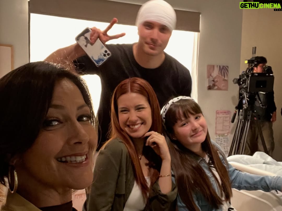 Pierina Carcelén - 2.3K Likes - Hoy, recién hoy, me despido completamente de Claudia: Un personaje que me devolvió a la ficción después de cinco años, en una nueva casa, con una nueva productora y nuevos compañeros de camino.

Aunque dejamos de grabar hace un mes, tengo la suerte de seguir trabajando de inmediato en una nueva producción. Tal vez por eso no fui consciente hasta hoy de lo que realmente significaba cerrar esta etapa. Hoy se vuelve evidente: decir adiós a un proyecto maravilloso, a compañeros increíbles, a un equipo técnico excepcional y a una productora que apuesta por el trabajo respetuoso con cada persona de su equipo, muchas gracias por confiar en mi trabajo @chasquipro 🙏🏽
Gracias también a un canal que sigue firme  apostando por la ficción de excelente calidad en todas las áreas @latina.pe 

Me siento profundamente afortunada de haber sido convocada para este proyecto, tuve el placer de compartir escena con actores que admiro muchísimo y con nuevos talentos que me recuerdan que la ficción sigue viva y está en muy buenas manos.
Gracias a todos y cada uno de mis compañeros, gracias Claudia, gracias “Eres mi Bien”