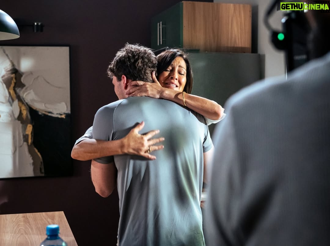 Pierina Carcelén - 2.3K Likes - Hoy, recién hoy, me despido completamente de Claudia: Un personaje que me devolvió a la ficción después de cinco años, en una nueva casa, con una nueva productora y nuevos compañeros de camino.

Aunque dejamos de grabar hace un mes, tengo la suerte de seguir trabajando de inmediato en una nueva producción. Tal vez por eso no fui consciente hasta hoy de lo que realmente significaba cerrar esta etapa. Hoy se vuelve evidente: decir adiós a un proyecto maravilloso, a compañeros increíbles, a un equipo técnico excepcional y a una productora que apuesta por el trabajo respetuoso con cada persona de su equipo, muchas gracias por confiar en mi trabajo @chasquipro 🙏🏽
Gracias también a un canal que sigue firme  apostando por la ficción de excelente calidad en todas las áreas @latina.pe 

Me siento profundamente afortunada de haber sido convocada para este proyecto, tuve el placer de compartir escena con actores que admiro muchísimo y con nuevos talentos que me recuerdan que la ficción sigue viva y está en muy buenas manos.
Gracias a todos y cada uno de mis compañeros, gracias Claudia, gracias “Eres mi Bien”