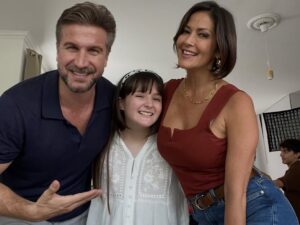 Pierina Carcelén Instagram - Hoy, recién hoy, me despido completamente de Claudia: Un personaje que me devolvió a la ficción después de cinco años, en una nueva casa, con una nueva productora y nuevos compañeros de camino.
Aunque dejamos de grabar hace un mes, tengo la suerte de seguir trabajando de inmediato en una nueva producción. Tal vez por eso no fui consciente hasta hoy de lo que realmente significaba cerrar esta etapa. Hoy se vuelve evidente: decir adiós a un proyecto maravilloso, a compañeros increíbles, a un equipo técnico excepcional y a una productora que apuesta por el trabajo respetuoso con cada persona de su equipo, muchas gracias por confiar en mi trabajo @chasquipro 🙏🏽
Gracias también a un canal que sigue firme apostando por la ficción de excelente calidad en todas las áreas @latina.pe
Me siento profundamente afortunada de haber sido convocada para este proyecto, tuve el placer de compartir escena con actores que admiro muchísimo y con nuevos talentos que me recuerdan que la ficción sigue viva y está en muy buenas manos.
Gracias a todos y cada uno de mis compañeros, gracias Claudia, gracias “Eres mi Bien”