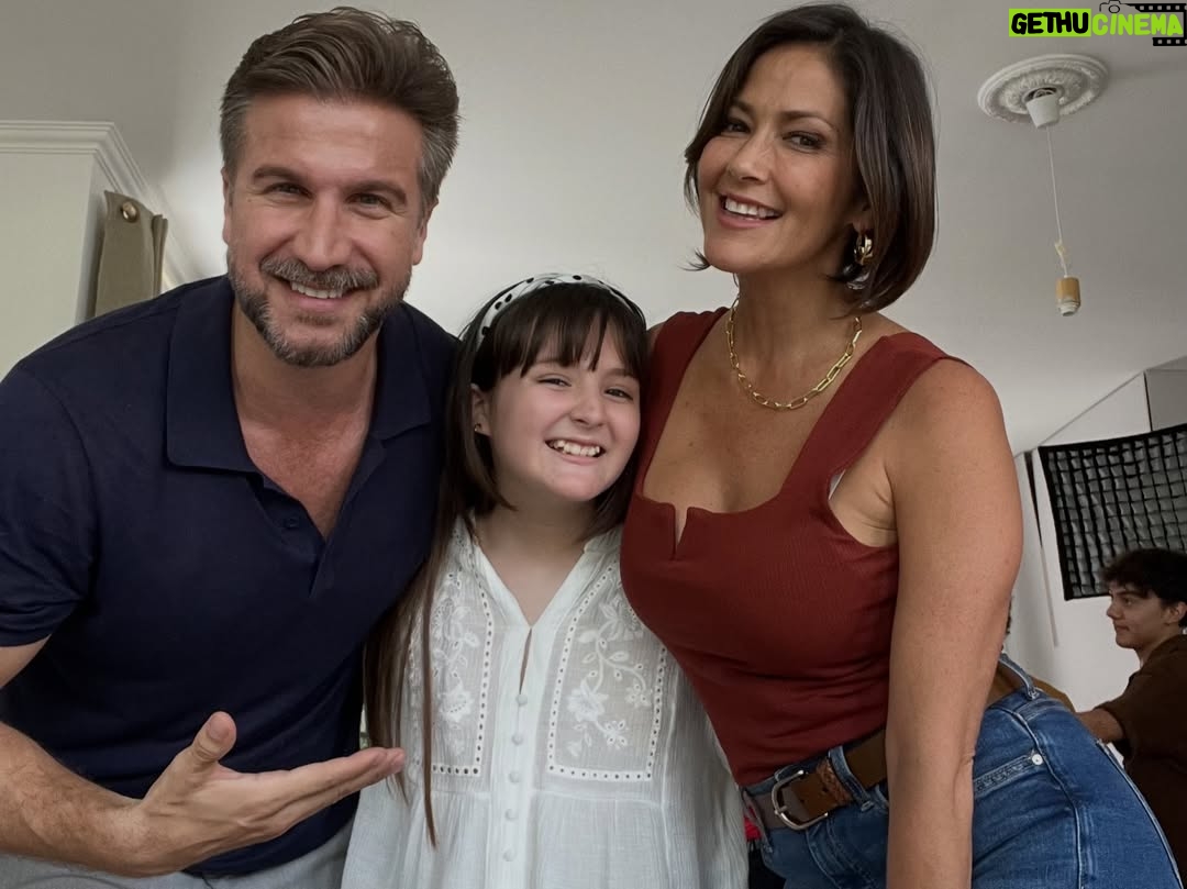 Pierina Carcelén - 2.3K Likes - Hoy, recién hoy, me despido completamente de Claudia: Un personaje que me devolvió a la ficción después de cinco años, en una nueva casa, con una nueva productora y nuevos compañeros de camino.

Aunque dejamos de grabar hace un mes, tengo la suerte de seguir trabajando de inmediato en una nueva producción. Tal vez por eso no fui consciente hasta hoy de lo que realmente significaba cerrar esta etapa. Hoy se vuelve evidente: decir adiós a un proyecto maravilloso, a compañeros increíbles, a un equipo técnico excepcional y a una productora que apuesta por el trabajo respetuoso con cada persona de su equipo, muchas gracias por confiar en mi trabajo @chasquipro 🙏🏽
Gracias también a un canal que sigue firme  apostando por la ficción de excelente calidad en todas las áreas @latina.pe 

Me siento profundamente afortunada de haber sido convocada para este proyecto, tuve el placer de compartir escena con actores que admiro muchísimo y con nuevos talentos que me recuerdan que la ficción sigue viva y está en muy buenas manos.
Gracias a todos y cada uno de mis compañeros, gracias Claudia, gracias “Eres mi Bien”