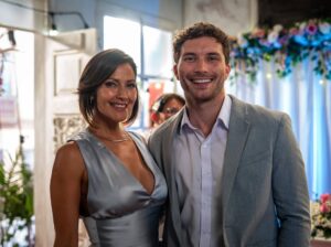 Pierina Carcelén Instagram - Hoy, recién hoy, me despido completamente de Claudia: Un personaje que me devolvió a la ficción después de cinco años, en una nueva casa, con una nueva productora y nuevos compañeros de camino.
Aunque dejamos de grabar hace un mes, tengo la suerte de seguir trabajando de inmediato en una nueva producción. Tal vez por eso no fui consciente hasta hoy de lo que realmente significaba cerrar esta etapa. Hoy se vuelve evidente: decir adiós a un proyecto maravilloso, a compañeros increíbles, a un equipo técnico excepcional y a una productora que apuesta por el trabajo respetuoso con cada persona de su equipo, muchas gracias por confiar en mi trabajo @chasquipro 🙏🏽
Gracias también a un canal que sigue firme apostando por la ficción de excelente calidad en todas las áreas @latina.pe
Me siento profundamente afortunada de haber sido convocada para este proyecto, tuve el placer de compartir escena con actores que admiro muchísimo y con nuevos talentos que me recuerdan que la ficción sigue viva y está en muy buenas manos.
Gracias a todos y cada uno de mis compañeros, gracias Claudia, gracias “Eres mi Bien”