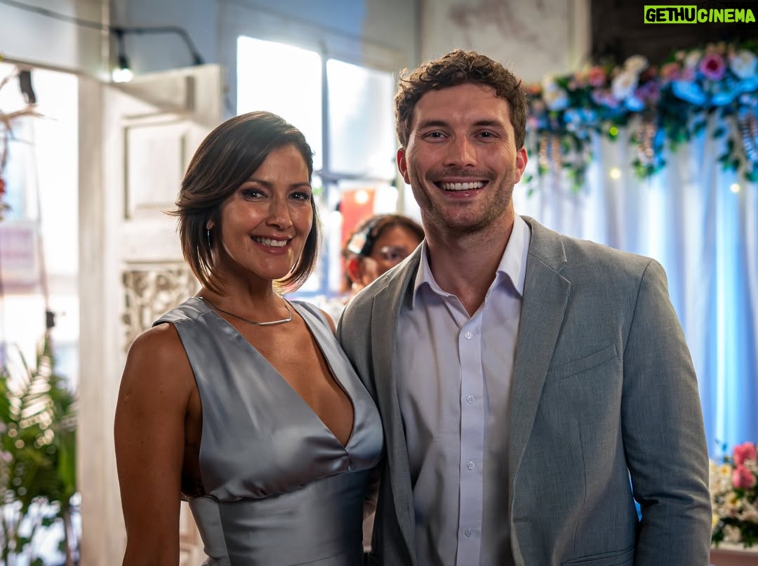 Pierina Carcelén - 2.3K Likes - Hoy, recién hoy, me despido completamente de Claudia: Un personaje que me devolvió a la ficción después de cinco años, en una nueva casa, con una nueva productora y nuevos compañeros de camino.

Aunque dejamos de grabar hace un mes, tengo la suerte de seguir trabajando de inmediato en una nueva producción. Tal vez por eso no fui consciente hasta hoy de lo que realmente significaba cerrar esta etapa. Hoy se vuelve evidente: decir adiós a un proyecto maravilloso, a compañeros increíbles, a un equipo técnico excepcional y a una productora que apuesta por el trabajo respetuoso con cada persona de su equipo, muchas gracias por confiar en mi trabajo @chasquipro 🙏🏽
Gracias también a un canal que sigue firme  apostando por la ficción de excelente calidad en todas las áreas @latina.pe 

Me siento profundamente afortunada de haber sido convocada para este proyecto, tuve el placer de compartir escena con actores que admiro muchísimo y con nuevos talentos que me recuerdan que la ficción sigue viva y está en muy buenas manos.
Gracias a todos y cada uno de mis compañeros, gracias Claudia, gracias “Eres mi Bien”