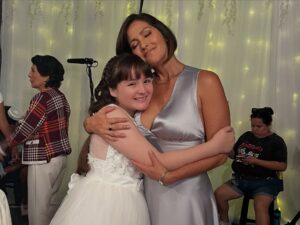 Pierina Carcelén Instagram - Hoy, recién hoy, me despido completamente de Claudia: Un personaje que me devolvió a la ficción después de cinco años, en una nueva casa, con una nueva productora y nuevos compañeros de camino.
Aunque dejamos de grabar hace un mes, tengo la suerte de seguir trabajando de inmediato en una nueva producción. Tal vez por eso no fui consciente hasta hoy de lo que realmente significaba cerrar esta etapa. Hoy se vuelve evidente: decir adiós a un proyecto maravilloso, a compañeros increíbles, a un equipo técnico excepcional y a una productora que apuesta por el trabajo respetuoso con cada persona de su equipo, muchas gracias por confiar en mi trabajo @chasquipro 🙏🏽
Gracias también a un canal que sigue firme apostando por la ficción de excelente calidad en todas las áreas @latina.pe
Me siento profundamente afortunada de haber sido convocada para este proyecto, tuve el placer de compartir escena con actores que admiro muchísimo y con nuevos talentos que me recuerdan que la ficción sigue viva y está en muy buenas manos.
Gracias a todos y cada uno de mis compañeros, gracias Claudia, gracias “Eres mi Bien”