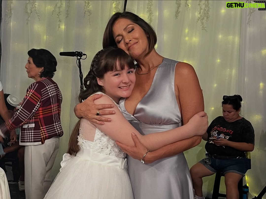 Pierina Carcelén - 2.3K Likes - Hoy, recién hoy, me despido completamente de Claudia: Un personaje que me devolvió a la ficción después de cinco años, en una nueva casa, con una nueva productora y nuevos compañeros de camino.

Aunque dejamos de grabar hace un mes, tengo la suerte de seguir trabajando de inmediato en una nueva producción. Tal vez por eso no fui consciente hasta hoy de lo que realmente significaba cerrar esta etapa. Hoy se vuelve evidente: decir adiós a un proyecto maravilloso, a compañeros increíbles, a un equipo técnico excepcional y a una productora que apuesta por el trabajo respetuoso con cada persona de su equipo, muchas gracias por confiar en mi trabajo @chasquipro 🙏🏽
Gracias también a un canal que sigue firme  apostando por la ficción de excelente calidad en todas las áreas @latina.pe 

Me siento profundamente afortunada de haber sido convocada para este proyecto, tuve el placer de compartir escena con actores que admiro muchísimo y con nuevos talentos que me recuerdan que la ficción sigue viva y está en muy buenas manos.
Gracias a todos y cada uno de mis compañeros, gracias Claudia, gracias “Eres mi Bien”