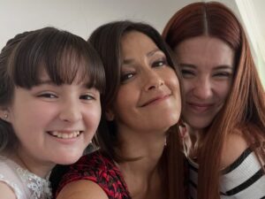 Pierina Carcelén Instagram - Hoy, recién hoy, me despido completamente de Claudia: Un personaje que me devolvió a la ficción después de cinco años, en una nueva casa, con una nueva productora y nuevos compañeros de camino.
Aunque dejamos de grabar hace un mes, tengo la suerte de seguir trabajando de inmediato en una nueva producción. Tal vez por eso no fui consciente hasta hoy de lo que realmente significaba cerrar esta etapa. Hoy se vuelve evidente: decir adiós a un proyecto maravilloso, a compañeros increíbles, a un equipo técnico excepcional y a una productora que apuesta por el trabajo respetuoso con cada persona de su equipo, muchas gracias por confiar en mi trabajo @chasquipro 🙏🏽
Gracias también a un canal que sigue firme apostando por la ficción de excelente calidad en todas las áreas @latina.pe
Me siento profundamente afortunada de haber sido convocada para este proyecto, tuve el placer de compartir escena con actores que admiro muchísimo y con nuevos talentos que me recuerdan que la ficción sigue viva y está en muy buenas manos.
Gracias a todos y cada uno de mis compañeros, gracias Claudia, gracias “Eres mi Bien”