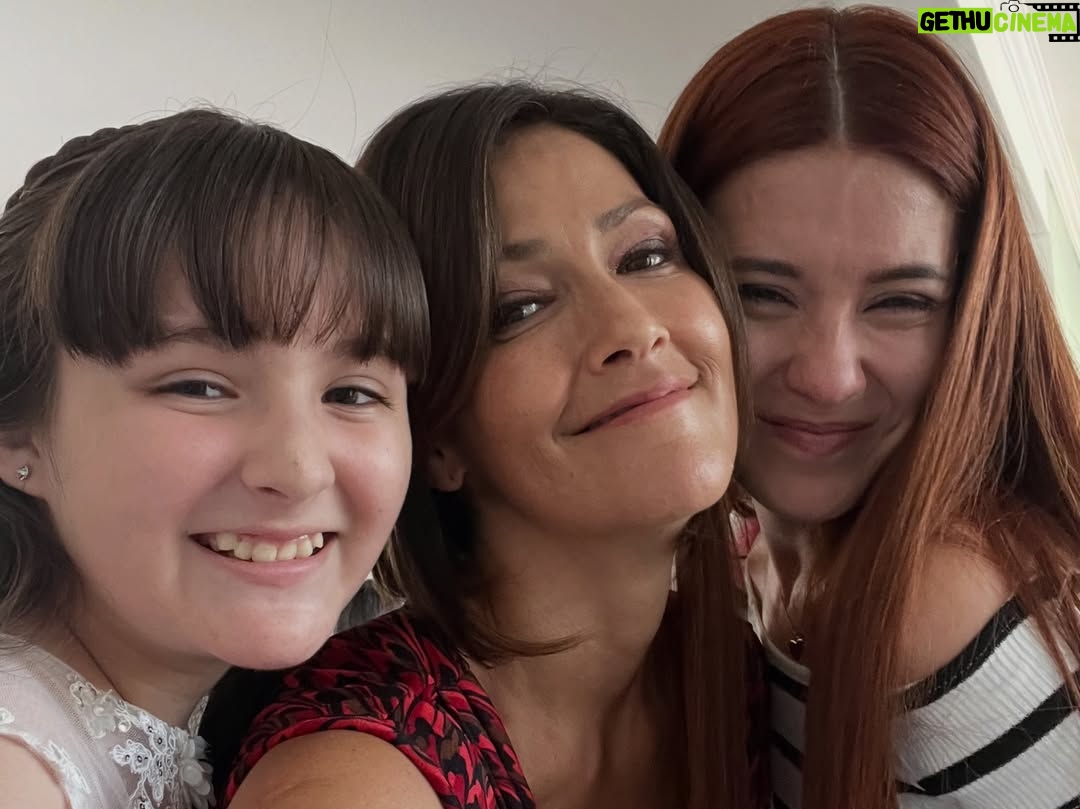 Pierina Carcelén - 2.3K Likes - Hoy, recién hoy, me despido completamente de Claudia: Un personaje que me devolvió a la ficción después de cinco años, en una nueva casa, con una nueva productora y nuevos compañeros de camino.

Aunque dejamos de grabar hace un mes, tengo la suerte de seguir trabajando de inmediato en una nueva producción. Tal vez por eso no fui consciente hasta hoy de lo que realmente significaba cerrar esta etapa. Hoy se vuelve evidente: decir adiós a un proyecto maravilloso, a compañeros increíbles, a un equipo técnico excepcional y a una productora que apuesta por el trabajo respetuoso con cada persona de su equipo, muchas gracias por confiar en mi trabajo @chasquipro 🙏🏽
Gracias también a un canal que sigue firme  apostando por la ficción de excelente calidad en todas las áreas @latina.pe 

Me siento profundamente afortunada de haber sido convocada para este proyecto, tuve el placer de compartir escena con actores que admiro muchísimo y con nuevos talentos que me recuerdan que la ficción sigue viva y está en muy buenas manos.
Gracias a todos y cada uno de mis compañeros, gracias Claudia, gracias “Eres mi Bien”