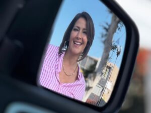 Pierina Carcelén Instagram - Hoy, recién hoy, me despido completamente de Claudia: Un personaje que me devolvió a la ficción después de cinco años, en una nueva casa, con una nueva productora y nuevos compañeros de camino.
Aunque dejamos de grabar hace un mes, tengo la suerte de seguir trabajando de inmediato en una nueva producción. Tal vez por eso no fui consciente hasta hoy de lo que realmente significaba cerrar esta etapa. Hoy se vuelve evidente: decir adiós a un proyecto maravilloso, a compañeros increíbles, a un equipo técnico excepcional y a una productora que apuesta por el trabajo respetuoso con cada persona de su equipo, muchas gracias por confiar en mi trabajo @chasquipro 🙏🏽
Gracias también a un canal que sigue firme apostando por la ficción de excelente calidad en todas las áreas @latina.pe
Me siento profundamente afortunada de haber sido convocada para este proyecto, tuve el placer de compartir escena con actores que admiro muchísimo y con nuevos talentos que me recuerdan que la ficción sigue viva y está en muy buenas manos.
Gracias a todos y cada uno de mis compañeros, gracias Claudia, gracias “Eres mi Bien”