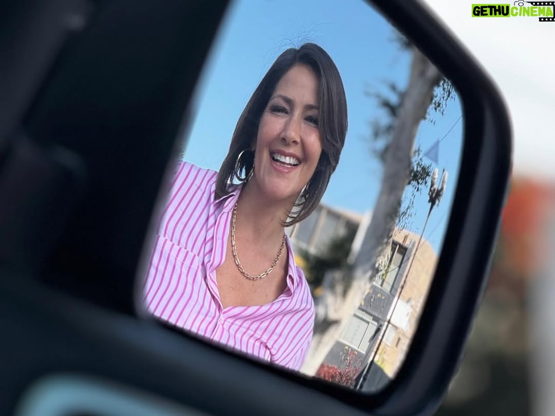 Pierina Carcelén - 2.3K Likes - Hoy, recién hoy, me despido completamente de Claudia: Un personaje que me devolvió a la ficción después de cinco años, en una nueva casa, con una nueva productora y nuevos compañeros de camino.

Aunque dejamos de grabar hace un mes, tengo la suerte de seguir trabajando de inmediato en una nueva producción. Tal vez por eso no fui consciente hasta hoy de lo que realmente significaba cerrar esta etapa. Hoy se vuelve evidente: decir adiós a un proyecto maravilloso, a compañeros increíbles, a un equipo técnico excepcional y a una productora que apuesta por el trabajo respetuoso con cada persona de su equipo, muchas gracias por confiar en mi trabajo @chasquipro 🙏🏽
Gracias también a un canal que sigue firme  apostando por la ficción de excelente calidad en todas las áreas @latina.pe 

Me siento profundamente afortunada de haber sido convocada para este proyecto, tuve el placer de compartir escena con actores que admiro muchísimo y con nuevos talentos que me recuerdan que la ficción sigue viva y está en muy buenas manos.
Gracias a todos y cada uno de mis compañeros, gracias Claudia, gracias “Eres mi Bien”