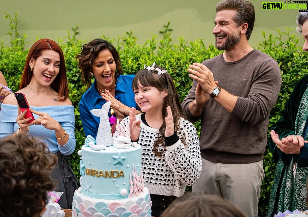 Pierina Carcelén - 0.9K Likes - Con ella la conexión estuvo ahí desde el día uno. Para ser más específica, desde que en ese casting le comencé a hablar de gatitos 🤭 
He aprendido tanto todos estos meses de cada escena juntas, @piericarcelen 
pero sobretodo, he ganado un vínculo muy especial fuera de escena que hoy atesoro mucho. Te quiero mucho! Gracias por ser la mejor mamá para Miranda, y la mejor confidente de Martina. 
Dejo por acá estas fotos, y de última esa escena que es una de mis favoritas. 💞👭🫂
