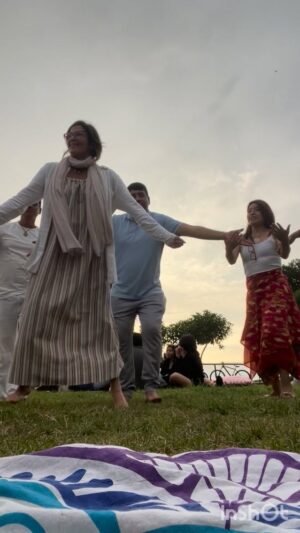 Pierina Carcelén Instagram - Ayer tuvimos nuestro primer encuentro del año de DPU (Danzas de Paz Universal) en Lima. Danzamos en el parque María Reich , pisando la tierra, frente al mar y acompañados de un sol tenue que favoreció las casi 3 horas que estuvimos juntos 🩵🤎💚🧡. Cuanta bendición!!! Fuimos un grupo hermoso de corazones que se reconocen en cada danza y nuevos integrantes que se suman a la comunidad.
Expresar nuestro deseo de que cada vez haya más paz en el mundo, desde la paz, el disfrute, desde mirarnos a los ojos y abrazarnos con el corazón entregado, son privilegios maravillosos a los que todos tenemos acceso si queremos, si confiamos y nos rendimos al amor que somos ❤️.
Gracias a todos y cada uno de los que estuvimos ahí ✨, seguiremos danzando cada mes y la sangha sigue creciendo !!!!
#danzasdepazuniversal #dancesofuniversalpeace