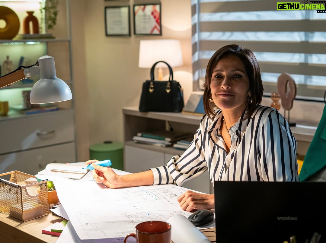 Pierina Carcelén - 2.3K Likes - Hoy, recién hoy, me despido completamente de Claudia: Un personaje que me devolvió a la ficción después de cinco años, en una nueva casa, con una nueva productora y nuevos compañeros de camino.

Aunque dejamos de grabar hace un mes, tengo la suerte de seguir trabajando de inmediato en una nueva producción. Tal vez por eso no fui consciente hasta hoy de lo que realmente significaba cerrar esta etapa. Hoy se vuelve evidente: decir adiós a un proyecto maravilloso, a compañeros increíbles, a un equipo técnico excepcional y a una productora que apuesta por el trabajo respetuoso con cada persona de su equipo, muchas gracias por confiar en mi trabajo @chasquipro 🙏🏽
Gracias también a un canal que sigue firme  apostando por la ficción de excelente calidad en todas las áreas @latina.pe 

Me siento profundamente afortunada de haber sido convocada para este proyecto, tuve el placer de compartir escena con actores que admiro muchísimo y con nuevos talentos que me recuerdan que la ficción sigue viva y está en muy buenas manos.
Gracias a todos y cada uno de mis compañeros, gracias Claudia, gracias “Eres mi Bien”