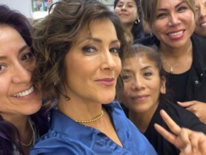 Pierina Carcelén Instagram - Hoy, recién hoy, me despido completamente de Claudia: Un personaje que me devolvió a la ficción después de cinco años, en una nueva casa, con una nueva productora y nuevos compañeros de camino.
Aunque dejamos de grabar hace un mes, tengo la suerte de seguir trabajando de inmediato en una nueva producción. Tal vez por eso no fui consciente hasta hoy de lo que realmente significaba cerrar esta etapa. Hoy se vuelve evidente: decir adiós a un proyecto maravilloso, a compañeros increíbles, a un equipo técnico excepcional y a una productora que apuesta por el trabajo respetuoso con cada persona de su equipo, muchas gracias por confiar en mi trabajo @chasquipro 🙏🏽
Gracias también a un canal que sigue firme apostando por la ficción de excelente calidad en todas las áreas @latina.pe
Me siento profundamente afortunada de haber sido convocada para este proyecto, tuve el placer de compartir escena con actores que admiro muchísimo y con nuevos talentos que me recuerdan que la ficción sigue viva y está en muy buenas manos.
Gracias a todos y cada uno de mis compañeros, gracias Claudia, gracias “Eres mi Bien”