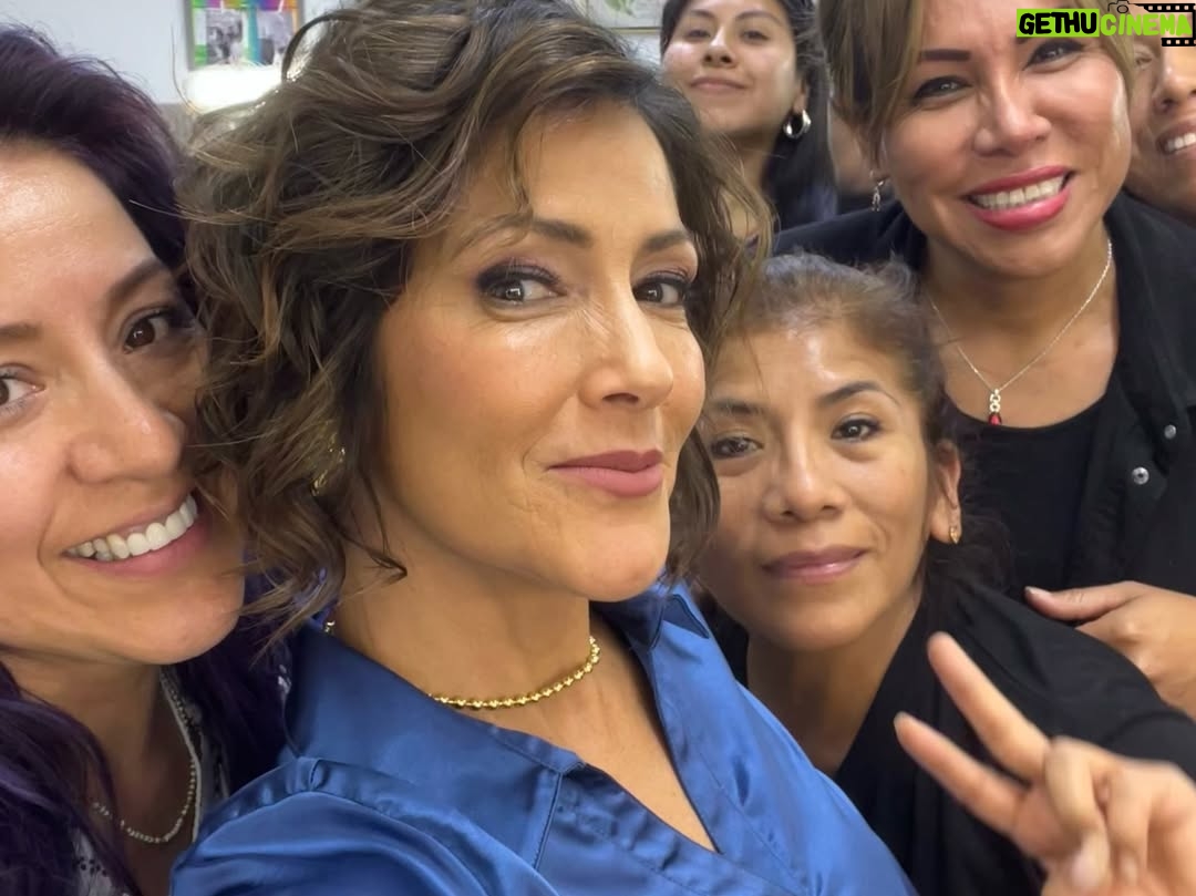 Pierina Carcelén - 2.3K Likes - Hoy, recién hoy, me despido completamente de Claudia: Un personaje que me devolvió a la ficción después de cinco años, en una nueva casa, con una nueva productora y nuevos compañeros de camino.

Aunque dejamos de grabar hace un mes, tengo la suerte de seguir trabajando de inmediato en una nueva producción. Tal vez por eso no fui consciente hasta hoy de lo que realmente significaba cerrar esta etapa. Hoy se vuelve evidente: decir adiós a un proyecto maravilloso, a compañeros increíbles, a un equipo técnico excepcional y a una productora que apuesta por el trabajo respetuoso con cada persona de su equipo, muchas gracias por confiar en mi trabajo @chasquipro 🙏🏽
Gracias también a un canal que sigue firme  apostando por la ficción de excelente calidad en todas las áreas @latina.pe 

Me siento profundamente afortunada de haber sido convocada para este proyecto, tuve el placer de compartir escena con actores que admiro muchísimo y con nuevos talentos que me recuerdan que la ficción sigue viva y está en muy buenas manos.
Gracias a todos y cada uno de mis compañeros, gracias Claudia, gracias “Eres mi Bien”