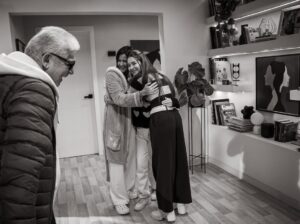 Pierina Carcelén Instagram - Hoy, recién hoy, me despido completamente de Claudia: Un personaje que me devolvió a la ficción después de cinco años, en una nueva casa, con una nueva productora y nuevos compañeros de camino.
Aunque dejamos de grabar hace un mes, tengo la suerte de seguir trabajando de inmediato en una nueva producción. Tal vez por eso no fui consciente hasta hoy de lo que realmente significaba cerrar esta etapa. Hoy se vuelve evidente: decir adiós a un proyecto maravilloso, a compañeros increíbles, a un equipo técnico excepcional y a una productora que apuesta por el trabajo respetuoso con cada persona de su equipo, muchas gracias por confiar en mi trabajo @chasquipro 🙏🏽
Gracias también a un canal que sigue firme apostando por la ficción de excelente calidad en todas las áreas @latina.pe
Me siento profundamente afortunada de haber sido convocada para este proyecto, tuve el placer de compartir escena con actores que admiro muchísimo y con nuevos talentos que me recuerdan que la ficción sigue viva y está en muy buenas manos.
Gracias a todos y cada uno de mis compañeros, gracias Claudia, gracias “Eres mi Bien”