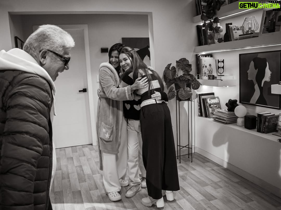 Pierina Carcelén - 2.3K Likes - Hoy, recién hoy, me despido completamente de Claudia: Un personaje que me devolvió a la ficción después de cinco años, en una nueva casa, con una nueva productora y nuevos compañeros de camino.

Aunque dejamos de grabar hace un mes, tengo la suerte de seguir trabajando de inmediato en una nueva producción. Tal vez por eso no fui consciente hasta hoy de lo que realmente significaba cerrar esta etapa. Hoy se vuelve evidente: decir adiós a un proyecto maravilloso, a compañeros increíbles, a un equipo técnico excepcional y a una productora que apuesta por el trabajo respetuoso con cada persona de su equipo, muchas gracias por confiar en mi trabajo @chasquipro 🙏🏽
Gracias también a un canal que sigue firme  apostando por la ficción de excelente calidad en todas las áreas @latina.pe 

Me siento profundamente afortunada de haber sido convocada para este proyecto, tuve el placer de compartir escena con actores que admiro muchísimo y con nuevos talentos que me recuerdan que la ficción sigue viva y está en muy buenas manos.
Gracias a todos y cada uno de mis compañeros, gracias Claudia, gracias “Eres mi Bien”