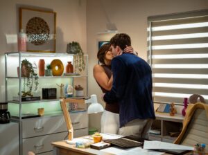 Pierina Carcelén Instagram - Hoy, recién hoy, me despido completamente de Claudia: Un personaje que me devolvió a la ficción después de cinco años, en una nueva casa, con una nueva productora y nuevos compañeros de camino.
Aunque dejamos de grabar hace un mes, tengo la suerte de seguir trabajando de inmediato en una nueva producción. Tal vez por eso no fui consciente hasta hoy de lo que realmente significaba cerrar esta etapa. Hoy se vuelve evidente: decir adiós a un proyecto maravilloso, a compañeros increíbles, a un equipo técnico excepcional y a una productora que apuesta por el trabajo respetuoso con cada persona de su equipo, muchas gracias por confiar en mi trabajo @chasquipro 🙏🏽
Gracias también a un canal que sigue firme apostando por la ficción de excelente calidad en todas las áreas @latina.pe
Me siento profundamente afortunada de haber sido convocada para este proyecto, tuve el placer de compartir escena con actores que admiro muchísimo y con nuevos talentos que me recuerdan que la ficción sigue viva y está en muy buenas manos.
Gracias a todos y cada uno de mis compañeros, gracias Claudia, gracias “Eres mi Bien”
