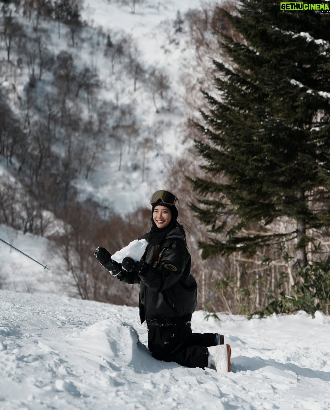 PinZi - 12K Likes - 想成為很會滑雪的辣妹(☆_☆)
持續努力中⭐️
-
滑雪教練歡迎找 @macaca527 
俺的Carving 20分鐘就學會！
#snow #snowboard #skiing #winter #japan