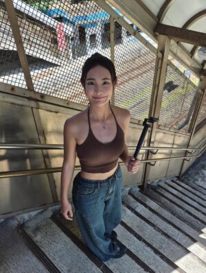 PinZi Instagram - 拍片躲太陽的me‎ (•᷄ࡇ•᷅）真的太熱了