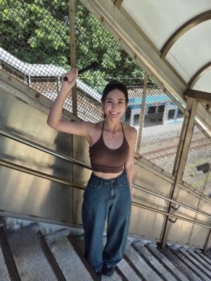 PinZi Instagram - 拍片躲太陽的me‎ (•᷄ࡇ•᷅）真的太熱了
