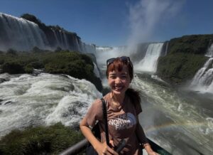Ploypailin Thangprapaporn Instagram - 1 ในสถานที่ที่อยากมาที่สุด น้ำตก Iguazu มันคุ้มค่ามากกกก สวยมากกกก 😭 ยิ่งใหญ่อลังการมากกก คนเยอะมากกกก 

ยกให้เป็นน้ำตกที่สวยที่สุดในชีวิต พรุ่งนี้้ข้ามไปดูฝั่ง Argentina บ้างว่าเป็นไง