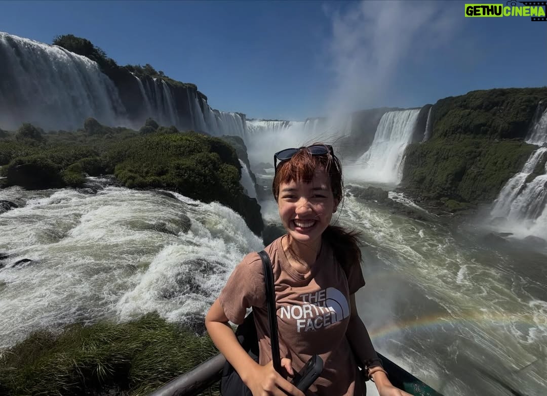Ploypailin Thangprapaporn - 84.2K Likes - 1 ในสถานที่ที่อยากมาที่สุด น้ำตก Iguazu มันคุ้มค่ามากกกก สวยมากกกก 😭 ยิ่งใหญ่อลังการมากกก คนเยอะมากกกก 

ยกให้เป็นน้ำตกที่สวยที่สุดในชีวิต พรุ่งนี้้ข้ามไปดูฝั่ง Argentina บ้างว่าเป็นไง