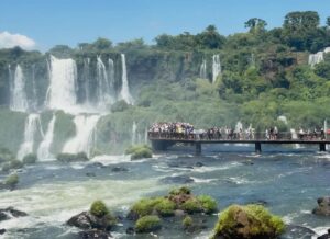 Ploypailin Thangprapaporn Instagram - 1 ในสถานที่ที่อยากมาที่สุด น้ำตก Iguazu มันคุ้มค่ามากกกก สวยมากกกก 😭 ยิ่งใหญ่อลังการมากกก คนเยอะมากกกก 

ยกให้เป็นน้ำตกที่สวยที่สุดในชีวิต พรุ่งนี้้ข้ามไปดูฝั่ง Argentina บ้างว่าเป็นไง
