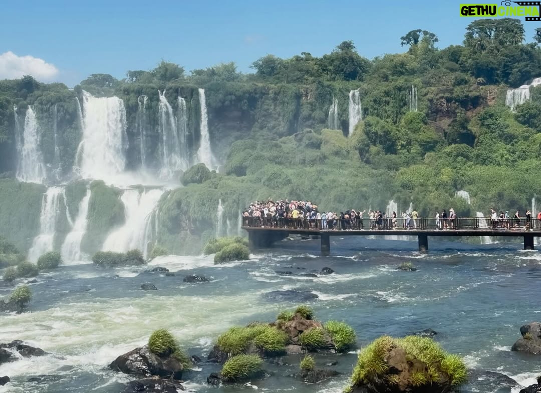 Ploypailin Thangprapaporn - 84.2K Likes - 1 ในสถานที่ที่อยากมาที่สุด น้ำตก Iguazu มันคุ้มค่ามากกกก สวยมากกกก 😭 ยิ่งใหญ่อลังการมากกก คนเยอะมากกกก 

ยกให้เป็นน้ำตกที่สวยที่สุดในชีวิต พรุ่งนี้้ข้ามไปดูฝั่ง Argentina บ้างว่าเป็นไง