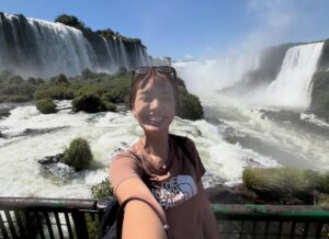 Ploypailin Thangprapaporn Instagram - 1 ในสถานที่ที่อยากมาที่สุด น้ำตก Iguazu มันคุ้มค่ามากกกก สวยมากกกก 😭 ยิ่งใหญ่อลังการมากกก คนเยอะมากกกก 

ยกให้เป็นน้ำตกที่สวยที่สุดในชีวิต พรุ่งนี้้ข้ามไปดูฝั่ง Argentina บ้างว่าเป็นไง