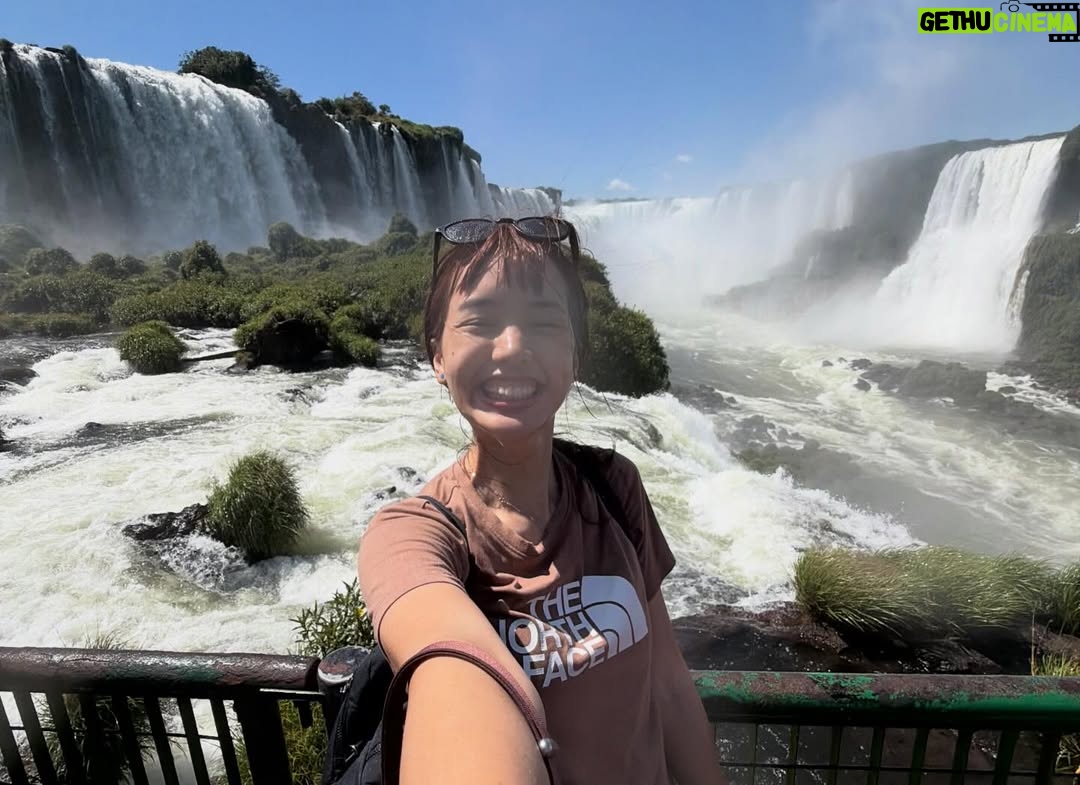 Ploypailin Thangprapaporn - 84.2K Likes - 1 ในสถานที่ที่อยากมาที่สุด น้ำตก Iguazu มันคุ้มค่ามากกกก สวยมากกกก 😭 ยิ่งใหญ่อลังการมากกก คนเยอะมากกกก 

ยกให้เป็นน้ำตกที่สวยที่สุดในชีวิต พรุ่งนี้้ข้ามไปดูฝั่ง Argentina บ้างว่าเป็นไง