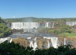 Ploypailin Thangprapaporn Instagram - 1 ในสถานที่ที่อยากมาที่สุด น้ำตก Iguazu มันคุ้มค่ามากกกก สวยมากกกก 😭 ยิ่งใหญ่อลังการมากกก คนเยอะมากกกก
ยกให้เป็นน้ำตกที่สวยที่สุดในชีวิต พรุ่งนี้้ข้ามไปดูฝั่ง Argentina บ้างว่าเป็นไง