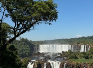 Ploypailin Thangprapaporn Instagram - 1 ในสถานที่ที่อยากมาที่สุด น้ำตก Iguazu มันคุ้มค่ามากกกก สวยมากกกก 😭 ยิ่งใหญ่อลังการมากกก คนเยอะมากกกก
ยกให้เป็นน้ำตกที่สวยที่สุดในชีวิต พรุ่งนี้้ข้ามไปดูฝั่ง Argentina บ้างว่าเป็นไง