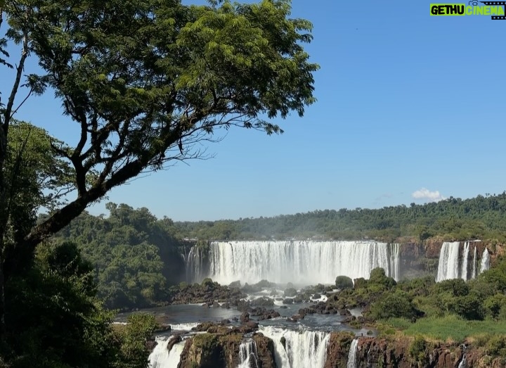 Ploypailin Thangprapaporn - 84.2K Likes - 1 ในสถานที่ที่อยากมาที่สุด น้ำตก Iguazu มันคุ้มค่ามากกกก สวยมากกกก 😭 ยิ่งใหญ่อลังการมากกก คนเยอะมากกกก 

ยกให้เป็นน้ำตกที่สวยที่สุดในชีวิต พรุ่งนี้้ข้ามไปดูฝั่ง Argentina บ้างว่าเป็นไง