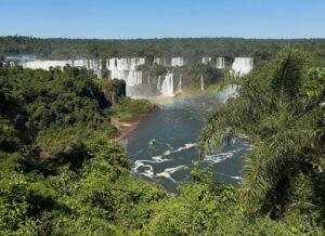 Ploypailin Thangprapaporn Instagram - 1 ในสถานที่ที่อยากมาที่สุด น้ำตก Iguazu มันคุ้มค่ามากกกก สวยมากกกก 😭 ยิ่งใหญ่อลังการมากกก คนเยอะมากกกก 

ยกให้เป็นน้ำตกที่สวยที่สุดในชีวิต พรุ่งนี้้ข้ามไปดูฝั่ง Argentina บ้างว่าเป็นไง