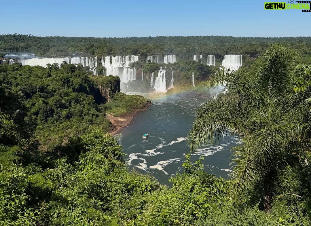 Ploypailin Thangprapaporn - 84.2K Likes - 1 ในสถานที่ที่อยากมาที่สุด น้ำตก Iguazu มันคุ้มค่ามากกกก สวยมากกกก 😭 ยิ่งใหญ่อลังการมากกก คนเยอะมากกกก 

ยกให้เป็นน้ำตกที่สวยที่สุดในชีวิต พรุ่งนี้้ข้ามไปดูฝั่ง Argentina บ้างว่าเป็นไง