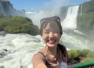 Ploypailin Thangprapaporn Instagram - 1 ในสถานที่ที่อยากมาที่สุด น้ำตก Iguazu มันคุ้มค่ามากกกก สวยมากกกก 😭 ยิ่งใหญ่อลังการมากกก คนเยอะมากกกก
ยกให้เป็นน้ำตกที่สวยที่สุดในชีวิต พรุ่งนี้้ข้ามไปดูฝั่ง Argentina บ้างว่าเป็นไง