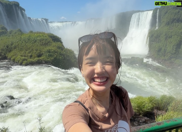 Ploypailin Thangprapaporn - 84.2K Likes - 1 ในสถานที่ที่อยากมาที่สุด น้ำตก Iguazu มันคุ้มค่ามากกกก สวยมากกกก 😭 ยิ่งใหญ่อลังการมากกก คนเยอะมากกกก 

ยกให้เป็นน้ำตกที่สวยที่สุดในชีวิต พรุ่งนี้้ข้ามไปดูฝั่ง Argentina บ้างว่าเป็นไง