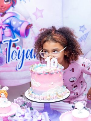 Pocah Instagram - A gente piscou e a Toyah fez 10 anos!!! 😱
O tema esse ano foi “ Festa do Pijama “ e eu tô apaixonada por esse formato de festa. ✨😍
Quero deixar meus agradecimentos ao @vandobuffetrj que arrasou no buffet e decoração!!!

Minha parceira @renatafreire.fotografia registrou mais um aniversário da nossa princesa! As fotos perfeitas! 🫶🏾

Olha os detalhes desses doces, simplesmente lindos! Você arrasa 
@lina_doces_personalizados !!!🧁

Balões da @brincando_balloons que fazem toda a diferença na decoração!!🎈 

As cabaninhas são da @confeti.party ficou muito fofo esse espaço 🥹

E rolou uma área só pra beleza com o @espacobdreams ✨💅

Toda parte de personalização ficou por conta da @artedeozpersonalizados tudo com o nome da DIVA ✨