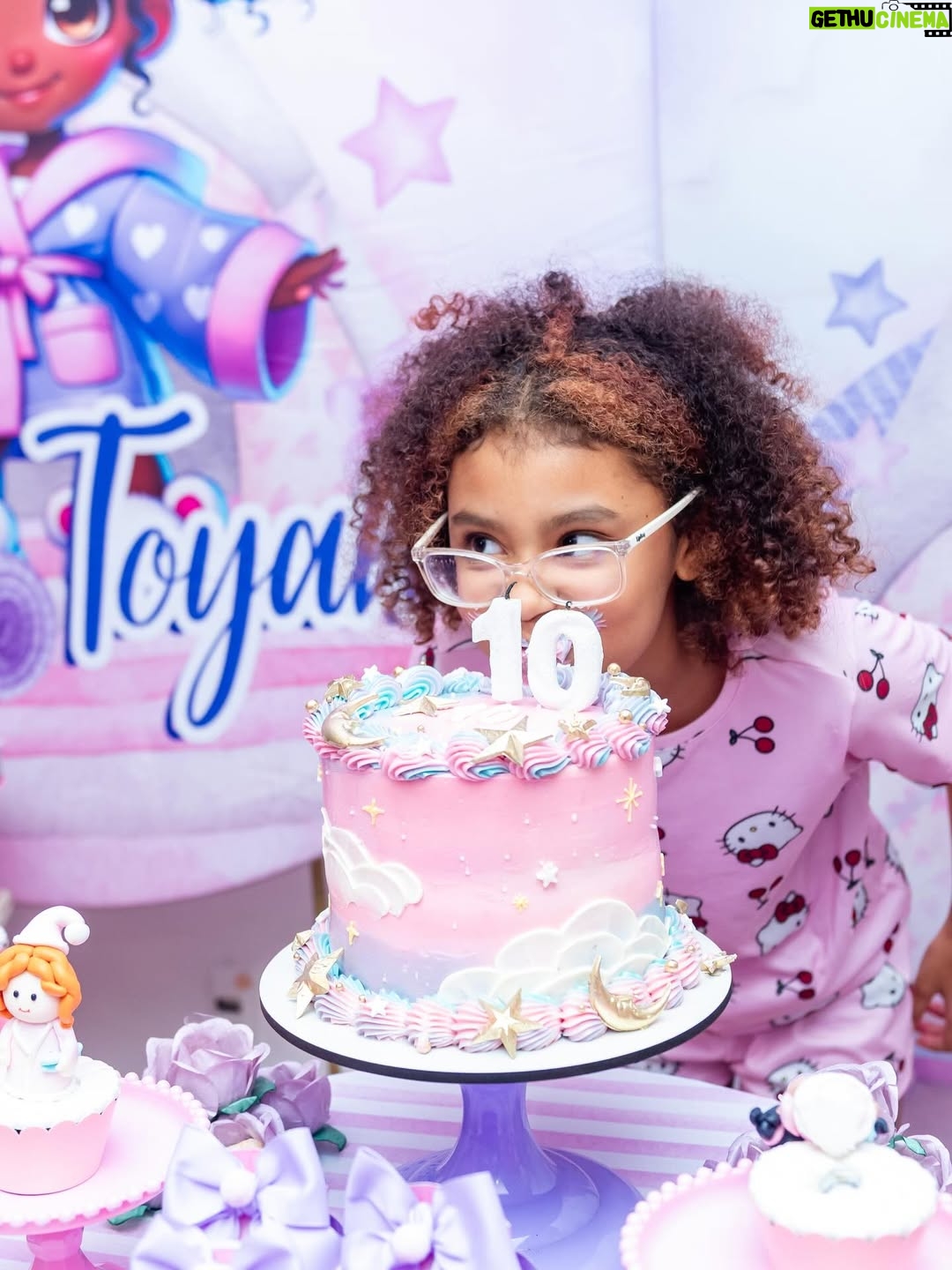 Pocah - 181.7K Likes - A gente piscou e a Toyah fez 10 anos!!! 😱
O tema esse ano foi “ Festa do Pijama “ e eu tô apaixonada por esse formato de festa. ✨😍
Quero deixar meus agradecimentos ao @vandobuffetrj que arrasou no buffet e decoração!!!

Minha parceira @renatafreire.fotografia registrou mais um aniversário da nossa princesa! As fotos perfeitas! 🫶🏾

Olha os detalhes desses doces, simplesmente lindos! Você arrasa 
@lina_doces_personalizados !!!🧁

Balões da @brincando_balloons que fazem toda a diferença na decoração!!🎈 

As cabaninhas são da @confeti.party ficou muito fofo esse espaço 🥹

E rolou uma área só pra beleza com o @espacobdreams ✨💅

Toda parte de personalização ficou por conta da @artedeozpersonalizados tudo com o nome da DIVA ✨