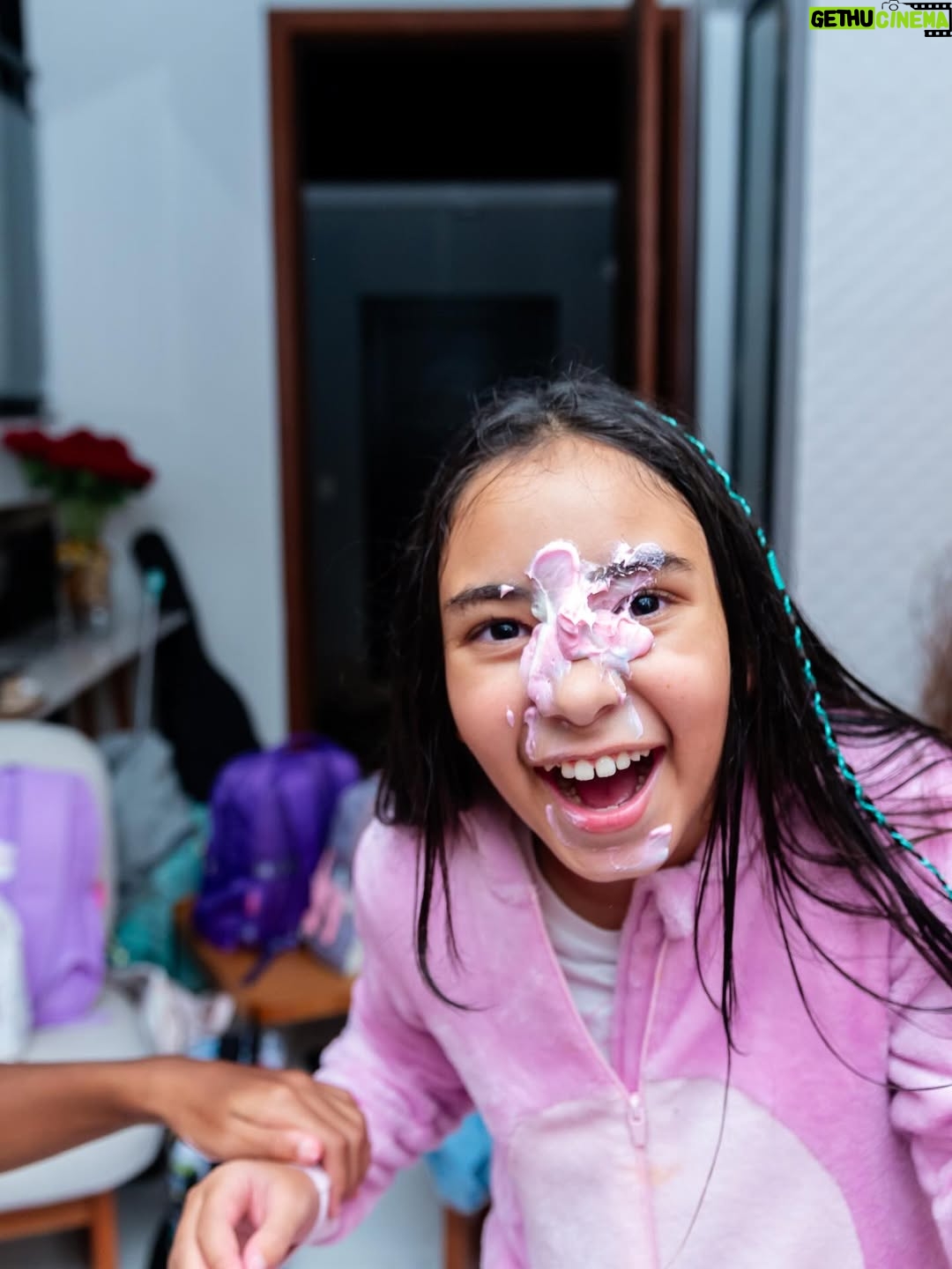 Pocah - 181.7K Likes - A gente piscou e a Toyah fez 10 anos!!! 😱
O tema esse ano foi “ Festa do Pijama “ e eu tô apaixonada por esse formato de festa. ✨😍
Quero deixar meus agradecimentos ao @vandobuffetrj que arrasou no buffet e decoração!!!

Minha parceira @renatafreire.fotografia registrou mais um aniversário da nossa princesa! As fotos perfeitas! 🫶🏾

Olha os detalhes desses doces, simplesmente lindos! Você arrasa 
@lina_doces_personalizados !!!🧁

Balões da @brincando_balloons que fazem toda a diferença na decoração!!🎈 

As cabaninhas são da @confeti.party ficou muito fofo esse espaço 🥹

E rolou uma área só pra beleza com o @espacobdreams ✨💅

Toda parte de personalização ficou por conta da @artedeozpersonalizados tudo com o nome da DIVA ✨