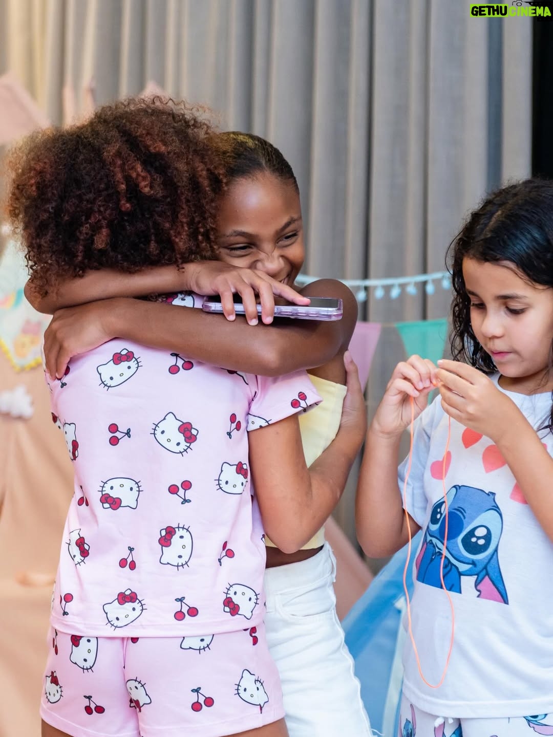 Pocah - 181.7K Likes - A gente piscou e a Toyah fez 10 anos!!! 😱
O tema esse ano foi “ Festa do Pijama “ e eu tô apaixonada por esse formato de festa. ✨😍
Quero deixar meus agradecimentos ao @vandobuffetrj que arrasou no buffet e decoração!!!

Minha parceira @renatafreire.fotografia registrou mais um aniversário da nossa princesa! As fotos perfeitas! 🫶🏾

Olha os detalhes desses doces, simplesmente lindos! Você arrasa 
@lina_doces_personalizados !!!🧁

Balões da @brincando_balloons que fazem toda a diferença na decoração!!🎈 

As cabaninhas são da @confeti.party ficou muito fofo esse espaço 🥹

E rolou uma área só pra beleza com o @espacobdreams ✨💅

Toda parte de personalização ficou por conta da @artedeozpersonalizados tudo com o nome da DIVA ✨