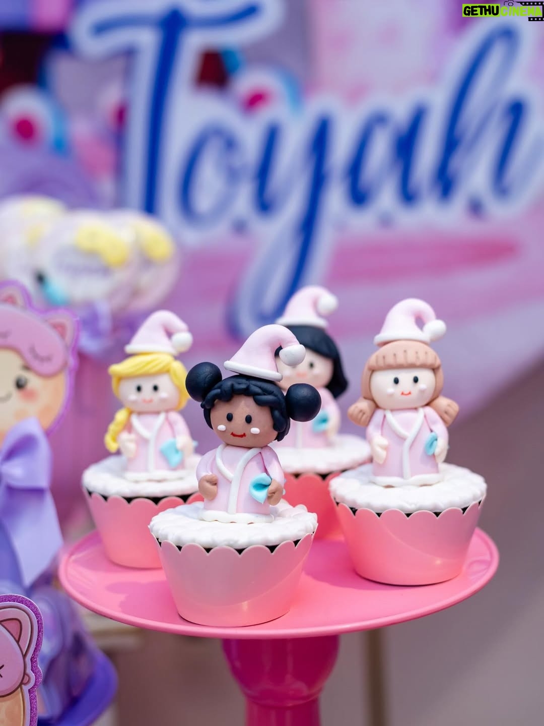 Pocah - 181.7K Likes - A gente piscou e a Toyah fez 10 anos!!! 😱
O tema esse ano foi “ Festa do Pijama “ e eu tô apaixonada por esse formato de festa. ✨😍
Quero deixar meus agradecimentos ao @vandobuffetrj que arrasou no buffet e decoração!!!

Minha parceira @renatafreire.fotografia registrou mais um aniversário da nossa princesa! As fotos perfeitas! 🫶🏾

Olha os detalhes desses doces, simplesmente lindos! Você arrasa 
@lina_doces_personalizados !!!🧁

Balões da @brincando_balloons que fazem toda a diferença na decoração!!🎈 

As cabaninhas são da @confeti.party ficou muito fofo esse espaço 🥹

E rolou uma área só pra beleza com o @espacobdreams ✨💅

Toda parte de personalização ficou por conta da @artedeozpersonalizados tudo com o nome da DIVA ✨